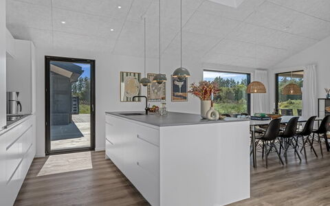 Petri - 1Km from the Sea: Gulvbelægning, Etage, Træ, Indretning, Køkken, Loft, Countertop, Trægulve, Møbel, Cabinetry
