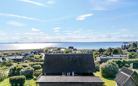 Minza - 150M from the Sea: Estate, Skygge, Indkørsel, Stuehus