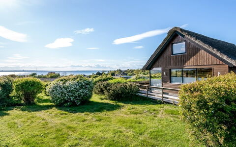Minza - 150M from the Sea: Estate, Skygge, Indkørsel, Stuehus