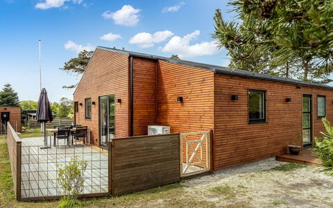 Jerrik - 200M from the Sea: Træ, Hjem, Veranda, Dæk, Hårdttræ, Tag, Bejdse, Trægulve, Eco Hotel