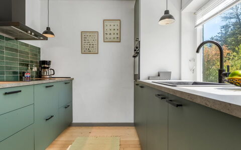 Arben - 900M from the Sea: Køkken, Countertop, Indretning, Cabinetry, Gulvbelægning, Køkken Apparat, Møbel, Lysarmatur, Større Bandage, Etage