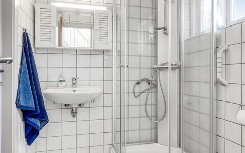 Arben - 900M from the Sea: Badeværelse, Sanitærarmatur, Indretning, Gulvbelægning, Etage, Toilet, Vvs, Håndvask, Værelse, Badeværelsesvask