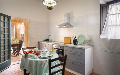 Villa i Mandorli: Møbel, Gulvbelægning, Indretning, Køkken, Køkken Apparat, Etage, Countertop, Større Bandage, Cabinetry, Loft