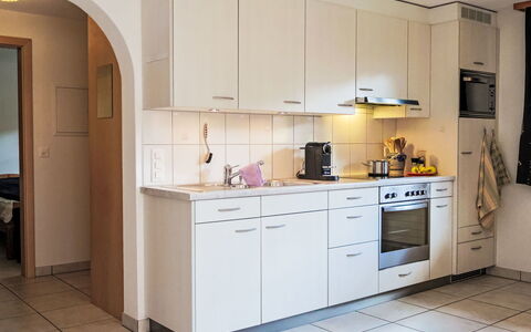 Haus Europa: Køkken, Countertop, Køkken Apparat, Større Bandage, Cabinetry, Møbel, Indretning, Gulvbelægning, Køkkenvask, Etage