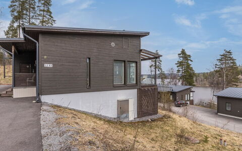 Villa Olotila: Vindue, Facade, Arkitektur, Dør, Hjem, Estate, Mansion, Skydevindue, Altan, Villa