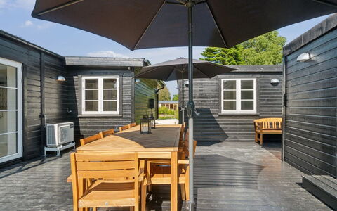Thrym - 2.5Km from the Sea: Vegetationen, Busk, Forår, Sommerhus, Have, Skygge, Backyard, Gård, Stol