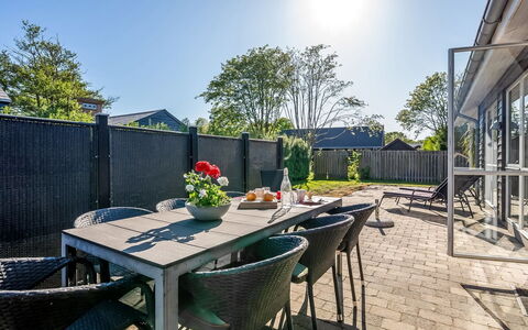 Shania - 300M from the Sea: Blå, Svømmepøl, Møbel, Udendørs Møbler, Udvej, Stol, Skygge, Eco Hotel, Blomsterkrukke