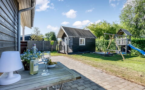 Shania - 300M from the Sea: Blå, Svømmepøl, Møbel, Udendørs Møbler, Udvej, Stol, Skygge, Eco Hotel, Blomsterkrukke