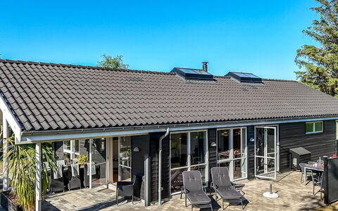 Shania - 300M from the Sea: Blå, Svømmepøl, Møbel, Udendørs Møbler, Udvej, Stol, Skygge, Eco Hotel, Blomsterkrukke