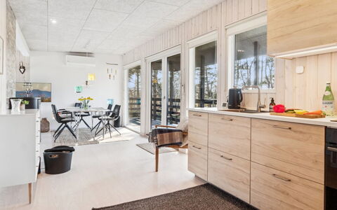 Amaja - 600M from the Sea: Møbel, Indretning, Gulvbelægning, Træ, Etage, Loft, Køkken, Trægulve, Countertop, Stol