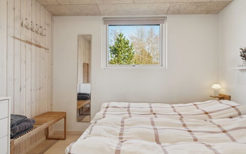 Amaja - 600M from the Sea: Væg, Træ, Loft, Soveværelse, Indretning, Gulvbelægning, Etage, Værelse, Seng, Sengetøj