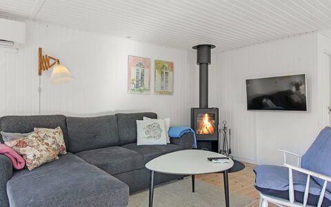 Reeta - 450M from the Sea: Møbel, Gulvbelægning, Couch, Indretning, Etage, Stue, Hjem, Værelse, Loft