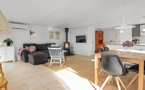 Reeta - 450M from the Sea: Møbel, Indretning, Gulvbelægning, Etage, Træ, Loft, Trægulve, Stue, Couch, Værelse