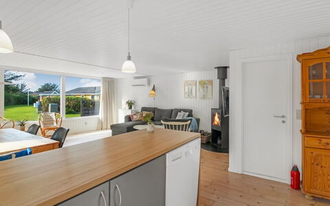 Reeta - 450M from the Sea: Gulvbelægning, Træ, Etage, Indretning, Loft, Møbel, Hjem, Trægulve, Countertop, Køkken