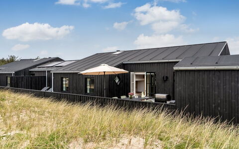 Tessa - 500M from the Sea: Træ, Gulvbelægning, Indretning, Etage, Møbel, Trægulve, Værelse, Loft, Bejdse, Hårdttræ