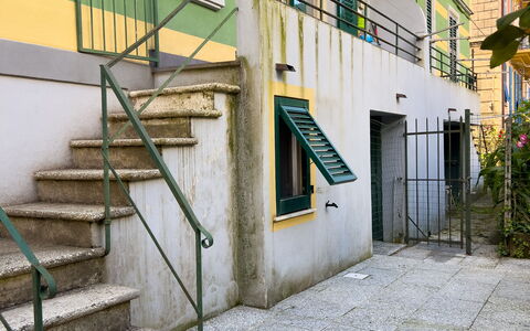Corso Roma 15 Vacanze - Levanto: Væg, Grøn, Trappe, Arkitektur, Gelænder, Kompositmateriale, Jern, Metal, Beton, Altan