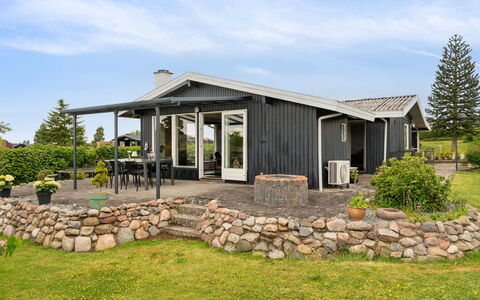 Eweline - 400M from the Sea: Bygning, Hus, Tag, Hjem, Sommerhus, Busk, Arkitektur, Dør, Land Lot