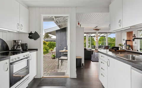 Eweline - 400M from the Sea: Køkken, Træ, Countertop, Loft, Indretning, Køkken Apparat, Gulvbelægning, Møbel, Husholdningsapparat, Hjem