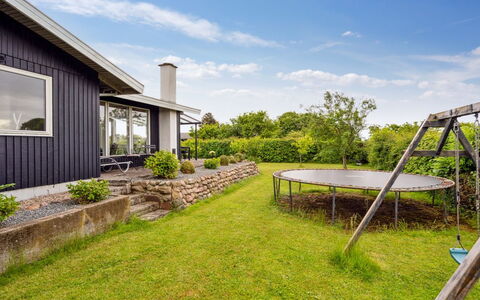 Eweline - 400M from the Sea: Græs, Arkitektur, Busk, Hus, Have, Sommerhus, Hjem, Land Lot, Lawn