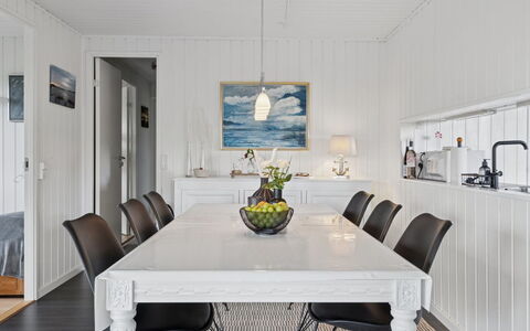 Eweline - 400M from the Sea: Møbel, Indretning, Gulvbelægning, Bord, Køkken & Spisebord, Spisestue, Loft, Etage, Hjem, Stol