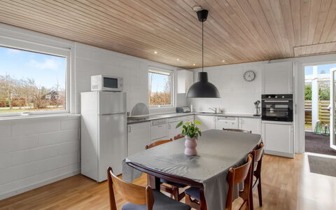 Aamunde - 600M from the Sea: Gulvbelægning, Møbel, Trægulve, Indretning, Etage, Træ, Loft, Køkken, Køkken & Spisebord, Countertop