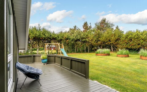 Windelgard - from the Sea: Have, Trægulve, Dæk, Planke, Hårdttræ, Backyard, Bejdse, Lawn, Skygge, Landscaping