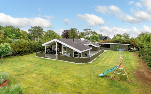 Windelgard - from the Sea: Hus, Tag, Boligområde, Hjem, Sommerhus, Estate, Lawn, Have, Stuehus, Gård