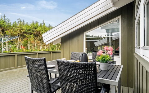 Windelgard - from the Sea: Træ, Gulvbelægning, Arkitektur, Hjem, Møbel, Etage, Dør, Stol, Hårdttræ, Veranda
