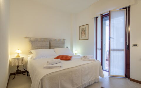 Bonaria Boutique House Ac, Wifi, Cinque Terre: Væg, Indretning, Etage, Træ, Soveværelse, Seng, Gulvbelægning, Værelse, Sengetøj, Loft