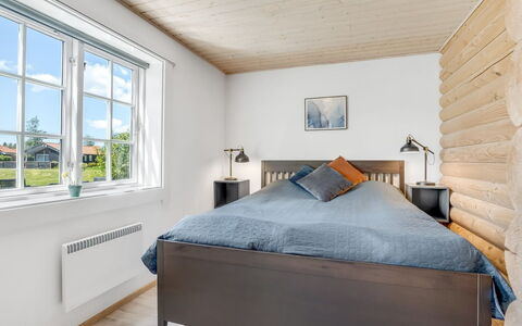 Edzard - 900M from the Sea: Møbel, Soveværelse, Indretning, Seng, Træ, Loft, Gulvbelægning, Etage, Værelse, Sengetøj