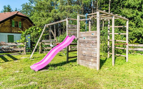 Oase im Grünen: Træ, Legepladsudstyr, Have, Hegn, Legeplads, Landscaping, Gård, Backyard, Gelænder, Parkere