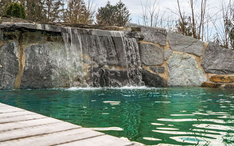 Oase im Grünen: Rots, Vandløb, Water Feature, Reservoir, Stenmur, Bedrock, Svømmepøl, Landscaping, Dam, Outcrop