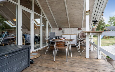 Ylvie - 500M from the Sea: Træ, Gulvbelægning, Indretning, Etage, Møbel, Trægulve, Værelse, Loft, Bejdse, Hårdttræ