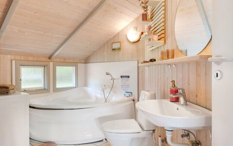Kuisma - 11Km from the Sea: Sanitærarmatur, Indretning, Træ, Gulvbelægning, Loft, Etage, Badeværelse, Badekar, Vvs, Værelse