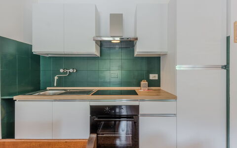 La Casa dei Frassini: Køkken Apparat, Køkken, Countertop, Større Bandage, Cabinetry, Indretning, Gulvbelægning, Træ, Husholdningsapparat, Komfur