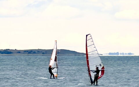 Harri - 400M from the Sea: Møbel, Indretning, Gulvbelægning, Loft, Etage, Stol, Værelse, Belysning, Bord, Køkken & Spisebord