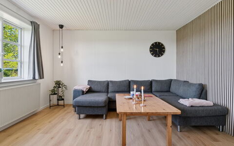 Agny - 2.2Km from the Sea: Indretning, Gulvbelægning, Væg, Møbel, Træ, Etage, Loft, Couch, Trægulve, Stue