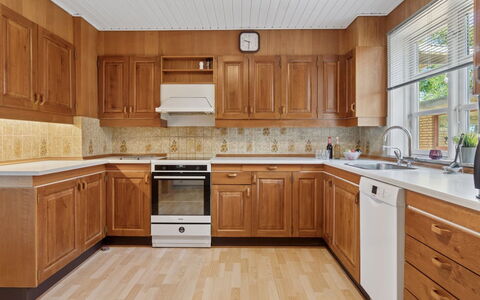 Agny - 2.2Km from the Sea: Cabinetry, Countertop, Køkken Apparat, Køkken, Gulvbelægning, Etage, Større Bandage, Møbel, Indretning, Træ