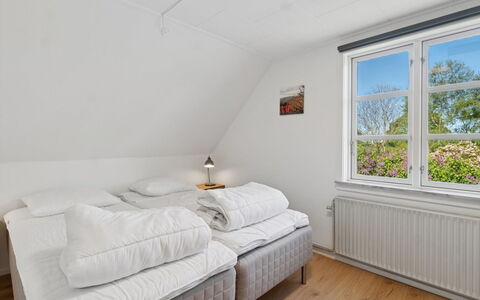 Agny - 2.2Km from the Sea: Træ, Hus, Hjem, Soveværelse, Seng, Sengetøj, Bed Frame, Sommerhus, Skydevindue, Sengetøj