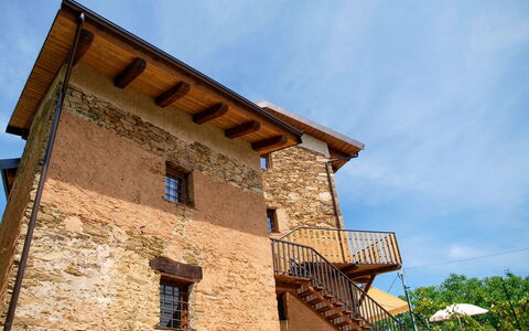 Poderi Alugi Serravalle: Væg, Arkitektur, Stenmur, Mursten, Altan, Dagslys, Trappe