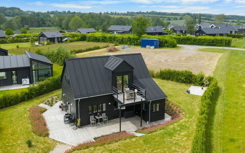 Aliana - 300M from the Sea: Træ, Gulvbelægning, Indretning, Etage, Møbel, Trægulve, Værelse, Loft, Bejdse, Hårdttræ