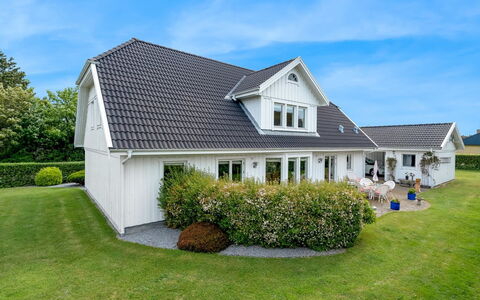 Brimi - 300M from the Sea: Hus, Hjem, Tag, Boligområde, Sommerhus, Estate, Stuehus, Lawn, Landscaping, Sidespor