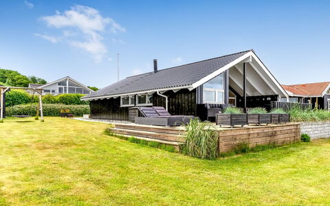 Fraja - 300M from the Sea: Hus, Hjem, Tag, Boligområde, Sommerhus, Estate, Stuehus, Lawn, Landscaping, Sidespor