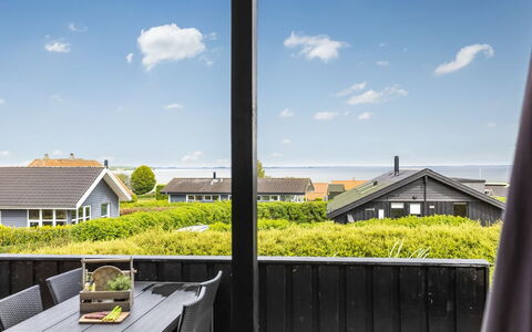Fraja - 300M from the Sea: Hus, Hjem, Tag, Boligområde, Sommerhus, Estate, Stuehus, Lawn, Landscaping, Sidespor