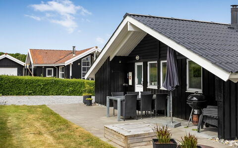 Fraja - 300M from the Sea: Hus, Hjem, Tag, Boligområde, Sommerhus, Estate, Stuehus, Lawn, Landscaping, Sidespor
