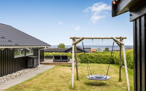 Fraja - 300M from the Sea: Hus, Hjem, Tag, Boligområde, Sommerhus, Estate, Stuehus, Lawn, Landscaping, Sidespor