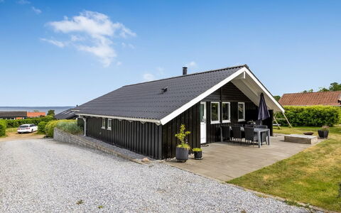 Fraja - 300M from the Sea: Hus, Hjem, Tag, Boligområde, Sommerhus, Estate, Stuehus, Lawn, Landscaping, Sidespor