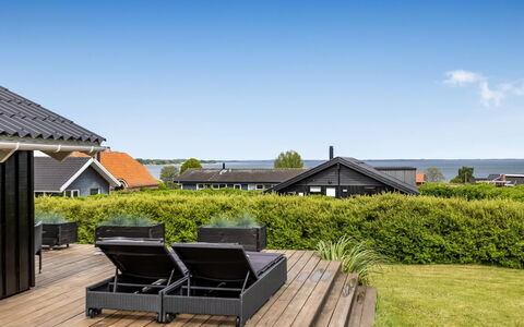 Fraja - 300M from the Sea: Hus, Hjem, Tag, Boligområde, Sommerhus, Estate, Stuehus, Lawn, Landscaping, Sidespor