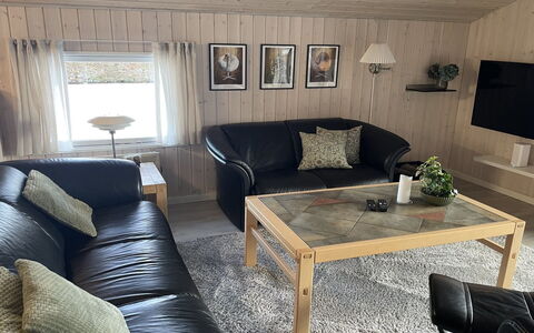 Irlin - 850M from the Sea: Træ, Gulvbelægning, Møbel, Etage, Stue, Værelse, Couch, Hårdttræ, Bejdse