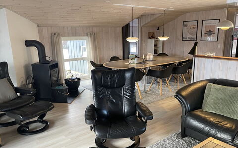 Irlin - 850M from the Sea: Møbel, Træ, Indretning, Gulvbelægning, Etage, Belysning, Stue, Hjem, Stol, Loft